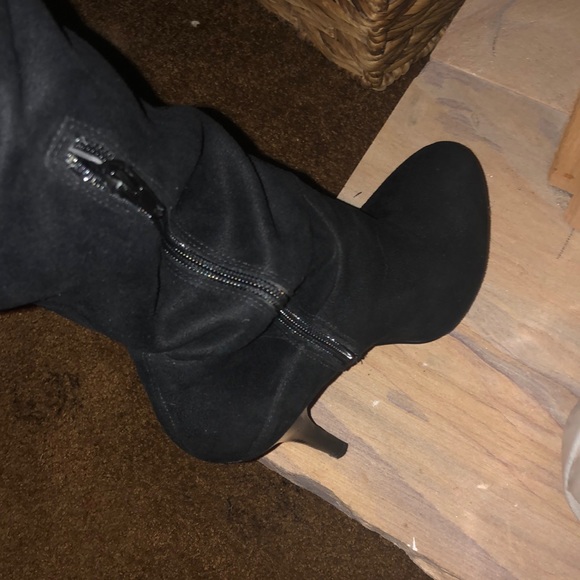 Guess knee high black boots - Picture 2 of 4